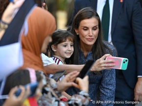 Spaniens Königin Letizia rutscht auf Fischerboot aus