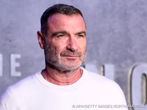 Liev Schreiber hält fünf Hühner auf dem Hausdach