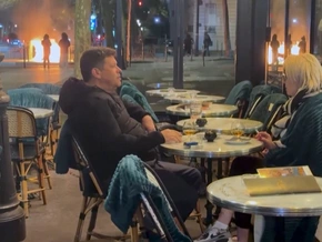 Nicht romantisch: Drink vor Krawallkulisse