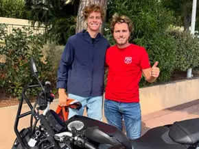 Jannik Sinner besteht Motorradführerschein: Fünfter Versuch erfolgreich