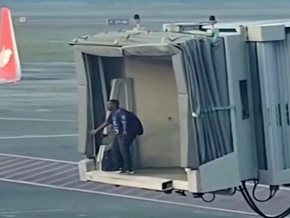 Passagier in Fluggastbrücke verpasst Flieger - VIDEO
