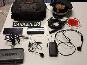 Für falschen Carabiniere klicken echte Handschellen