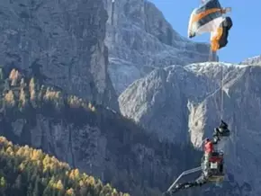 Paragleiter bleibt an Baukran hängen