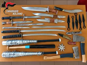 Carabinieri stellen Arsenal an Stichwaffen sicher