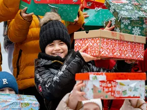 Mit Weihnachten im Schuhkarton eine kleine Welt verändern
