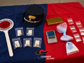 Bruneck: Carabinieri stellen Heroin und Crack sicher