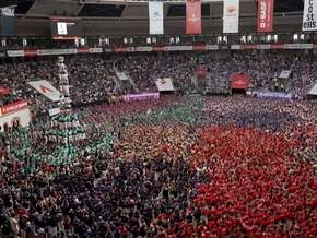 Tausende feiern traditionelle Menschentürme - VIDEO