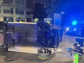 Auto kippt in Meran um: Fünf Verletzte