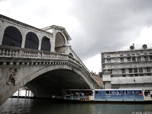 Gestohlenes Boot rammt berühmte Brücke in Venedig