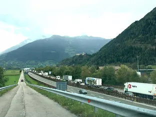Stau auf der A22 nach Auffahrunfall