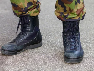In Militärmontur am Gardasee auf "geheimer Mission"