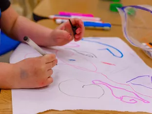 Stabile Zahlen für 2026/27 in italienischen Kindergärten