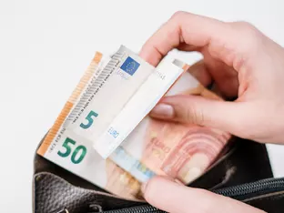 Verbraucher schätzen ihren Umgang mit Geld besser ein, als er ist