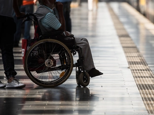 Ombudsstellen fordern barrierefreie Bahnhöfe und Gesundheitseinrichtungen