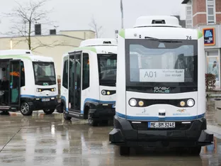 Weltweiter Absatz von E-Lkw und -Bussen 2025 fast verdoppelt