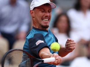 Misolic nach Abwehr von Matchbällen in Wimbledon weiter