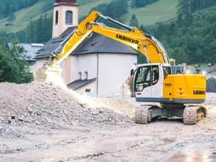 Aufräumarbeiten und Evakuierungen nach Erdrutschen in Tirol