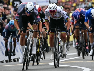 Van der Poel mit Sieg im Klassikerstil zur Tour-Führung