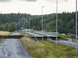 Straße in Norwegen nach Erdrutsch für Wochen unpassierbar