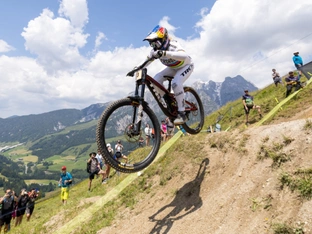 Downhill-Mountainbikerin Höll in Frankreich Weltcup-Dritte