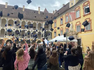 179 Absolventinnen und Absolventen feiern ihren Studienabschluss