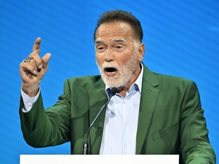 Schwarzenegger trifft zum ersten Mal Papst