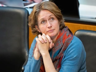 Krisper legt Mandat als NEOS-Abgeordnete zurück