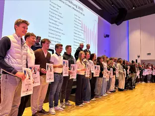 93 neue Lehrer und Lehrerinnen für Ski Alpin, Langlauf und Snowboard