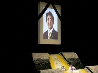 Prozess um Attentat auf Japans Ex-Premier Abe startet