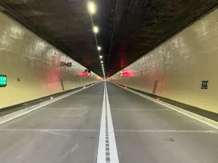 Alkolenker kracht mit Pick-up gegen Wand im Arlbergtunnel