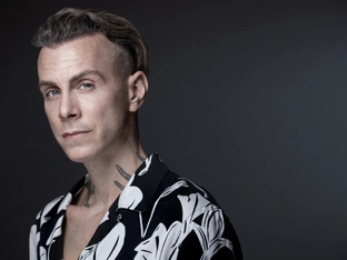 Asaf Avidan lädt bei Wien-Konzert in ein Wohnzimmer der 40er