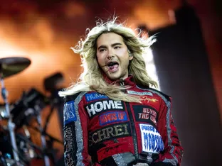 Bill Kaulitz kletterte bei Krimidinner aus rosa Torte