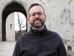 STF: "Barrierefreiheit und Zweisprachigkeit in Bahnhöfen einhalten"