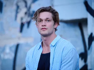 "Maxton Hall"-Star Damian Hardung ist bald Mediziner