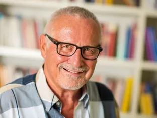 Wecker entschuldigt sich für "Beziehung zu junger Frau"