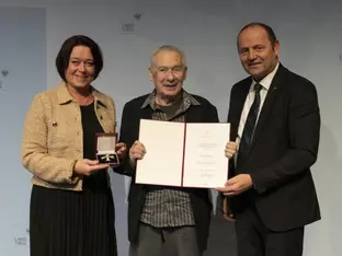 Felix Mitterer nun auch Ehrenkreuz-Träger