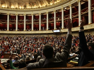 Frankreich-Parlament stimmt für Pensionsreformaussetzung