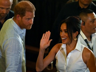 Harry, Meghan und ihre Kinder helfen in Gemeinschaftsküche