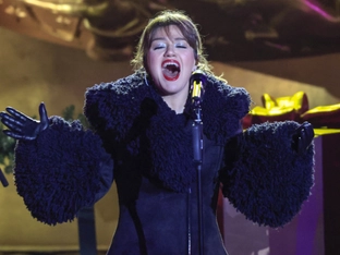 Kelly Clarkson schlagfertig auf Brust-OP-Vorschlag reagiert