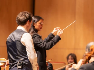 Schülerinnen und Schüler arbeiten mit Haydn-Chefdirigent Alessandro Bonato