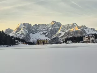Winterzauber in den Dolomiten: Neuschnee lässt Misurinasee strahlen