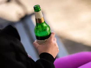 Höheres Alkoholkonsum-Mindestalter verbessert Schulerfolg