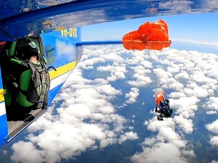 Fallschirmspringer blieb in Australien an Flugzeug hängen