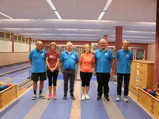 Voller Einsatz auf der Kegelbahn: Senioren zeigen ihr Können