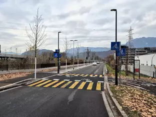 Neue Bodenschwelle und LED-Blinklichter am Eisackufer