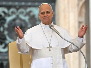 Papst Leo XIV. feiert erste Christmette im Petersdom