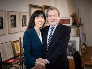 Deutscher Ex-Kanzler Schröder mit Christbaum unterwegs