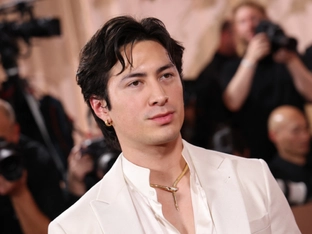 "Heated Rivalry"-Star Hudson Williams gibt Laufsteg-Debüt