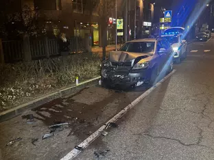 Alko-Lenker prallt gegen geparkten Pkw