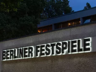 Berliner Theatertreffen mit "Fräulein Else" und Holzinger